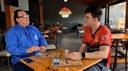 “Nasci cheirando a bacon”, brinca Leonardo Leão; no comando do tradicional Gê Lanches, o jovem conta histórias da família que é referência em lanches na cidade