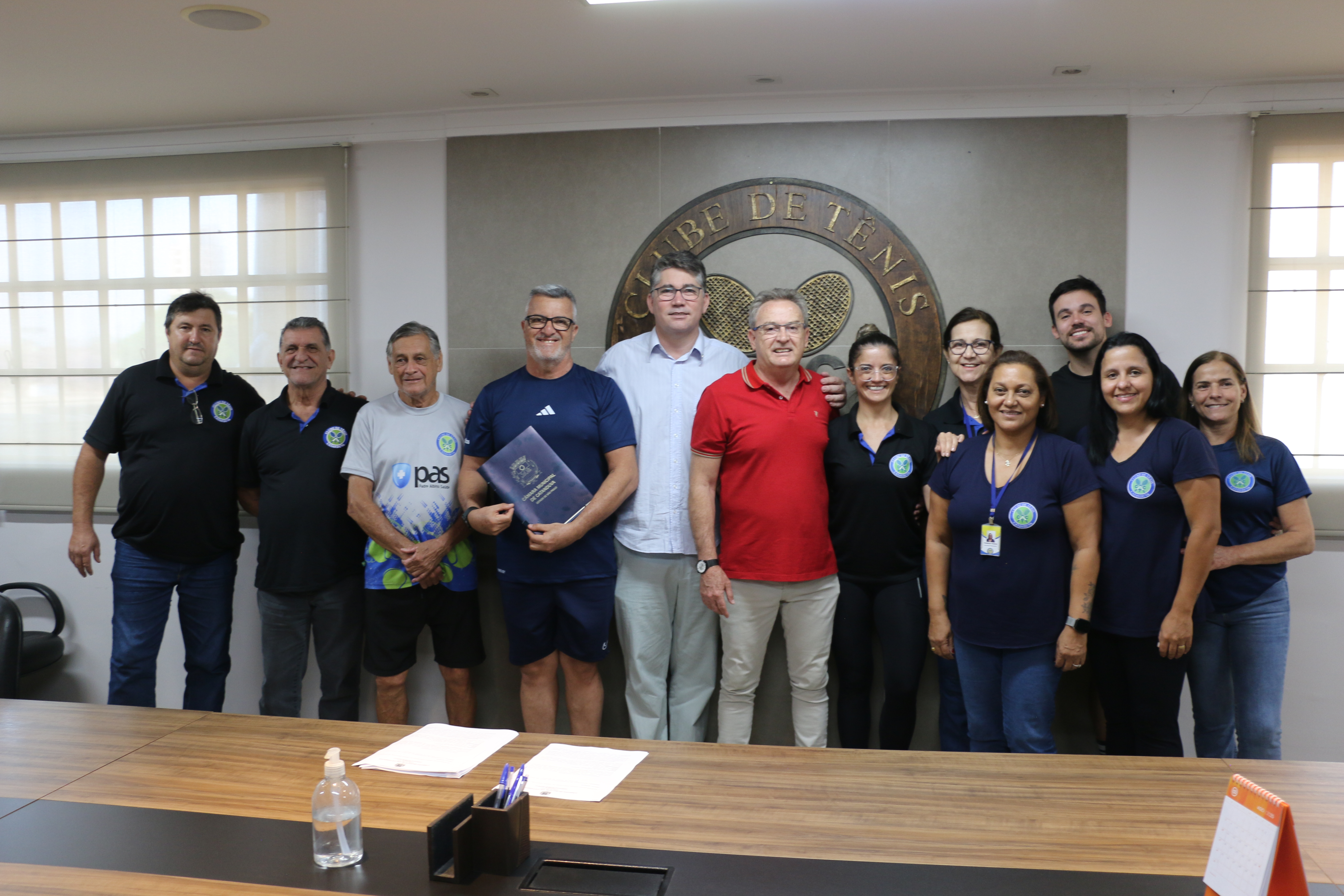 Clube de Tênis Catanduva e colaboradores recebem homenagens do vereador Gleison Begalli