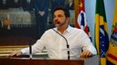 Em primeiro discurso na tribuna, vereador Professor Léo reafirma compromisso com a educação, o esporte e a população de Catanduva