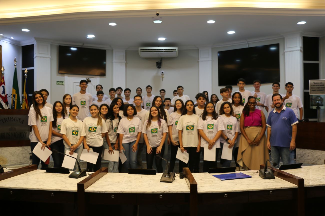 Jovens do Programa Criança Cidadão do Futuro vivenciam o Legislativo em visita à Câmara Municipal