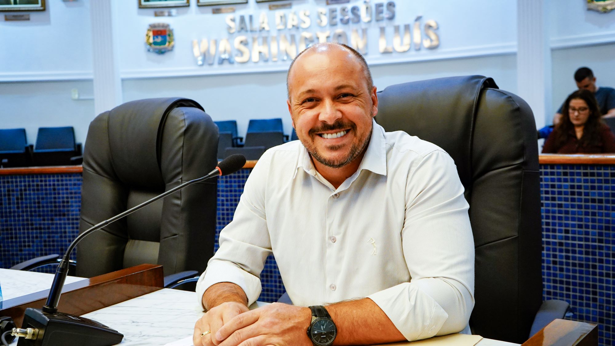Na tribuna da primeira sessão do ano, vereador David Roger defende ensino cívico-militar e reforça compromisso com quem mais precisa 