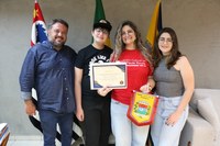Professora selecionada para Intercambio Cultural recebe Moção de Congratulações do vereador Marcos Crippa