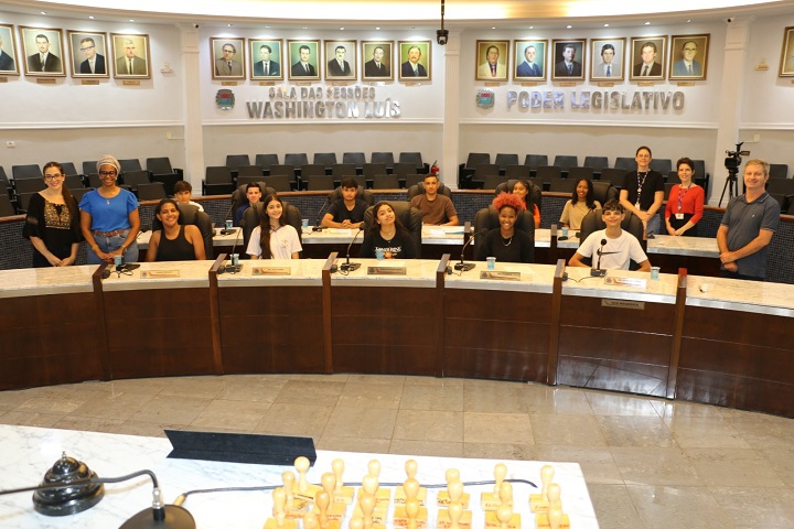 Taise Braz recebe alunos do Senac e apresenta o funcionamento diário dos setores da Câmara Municipal