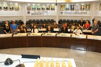 Taise Braz recebe alunos do Senac e apresenta o funcionamento diário dos setores da Câmara Municipal