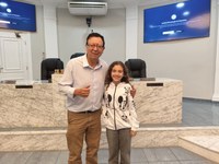 Vereador Dr. Sinval Malheiros homenageia jovem enxadrista por trajetória de destaque no esporte