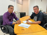 Vereador Ivan Bernardi recebe o presidente da Câmara de Palmares Paulista, Bruno Henrique