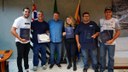 Vereador Marcos Crippa homenageia equipe Mestre Preparações e reforça apoio ao esporte de arrancada em Catanduva