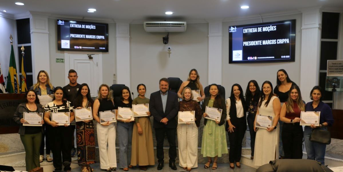 Vereador Marcos Crippa homenageia escola municipal por projeto literário que fortalece a educação em Catanduva 