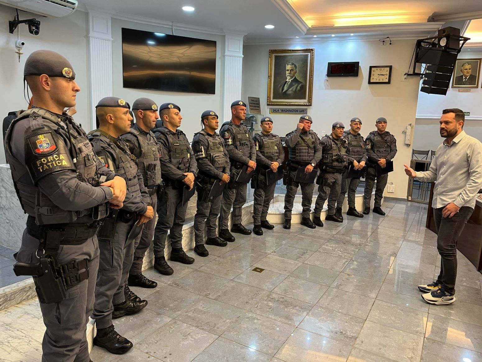 Vereador Pastor Júlio Zanini homenageia policiais militares com entrega de Moções de Congratulações