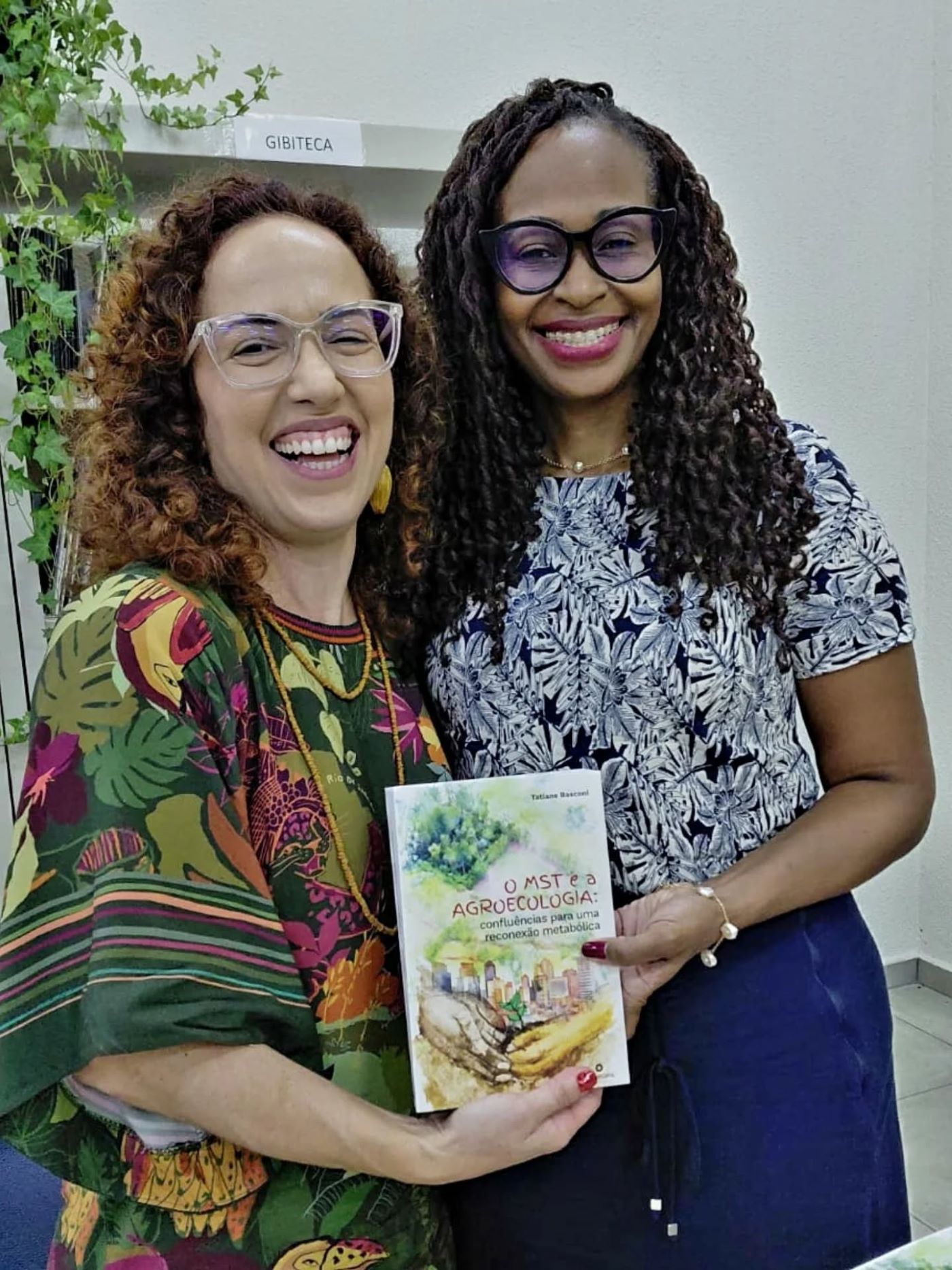 Vereadora Taise Braz destaca obra sobre agroecologia e elogia atuação da professora Drª Tatiane Basconi em lançamento literário 