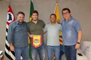 Vereadores Marcos Crippa e Manoel Gol de Ouro recebem o nadador catanduvense Thiago Colombo Bertoncello