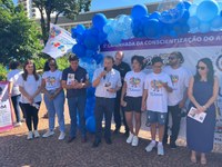 Vereadores participam de caminhada e reforçam luta pela inclusão do autismo em Catanduva